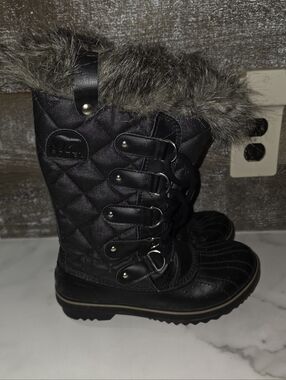 Sorel Women's Black Quilted Winter Boots with Faux Fur Trim
